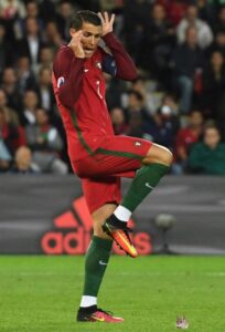 In The Picture: Ronaldo Reacts To A Mouse